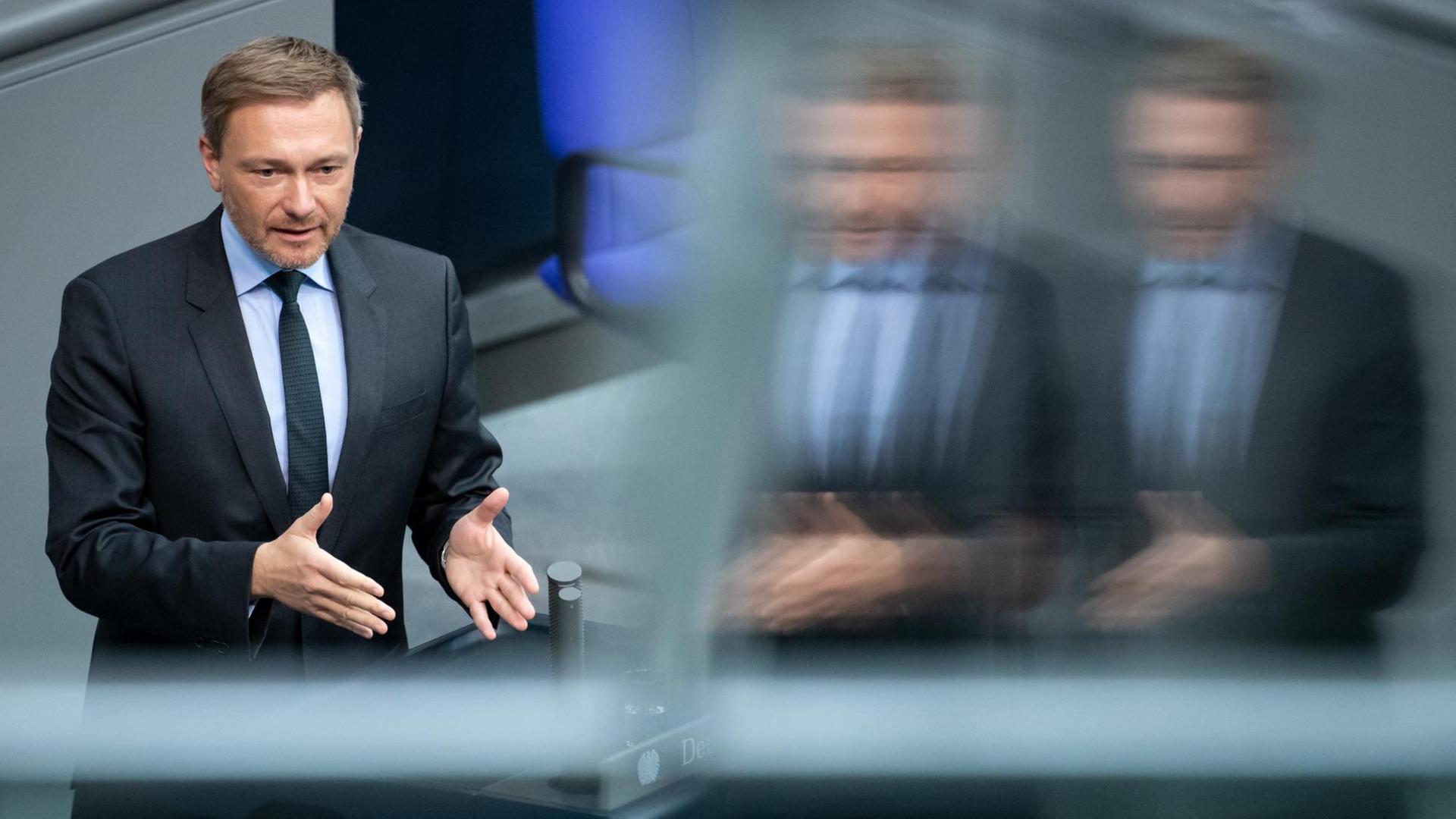 Christian Lindner, Vorsitzender der FDP-Bundestagsfraktion, spricht in der Plenarsitzung im Deutschen Bundestag. Christian Lindner, Vorsitzender der FDP-Bundestagsfraktion, spricht in der Plenarsitzung im Deutschen Bundestag.