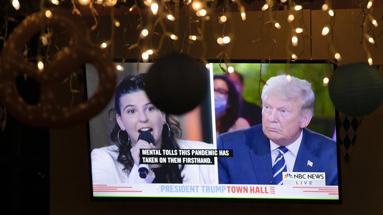 US-Amerikaner verfolgen das Townhall Meeting von Donald Trump auuf einem Fernseher US-Amerikaner verfolgen das Townhall Meeting von Donald Trump auuf einem Fernseher