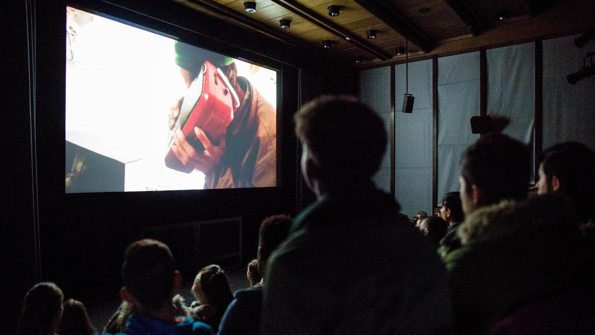 Eindrücke vom Kino Asyl Festival 2016: Zuschauer sitzen in einem Kino und schauen auf die Leinwand des Kinos