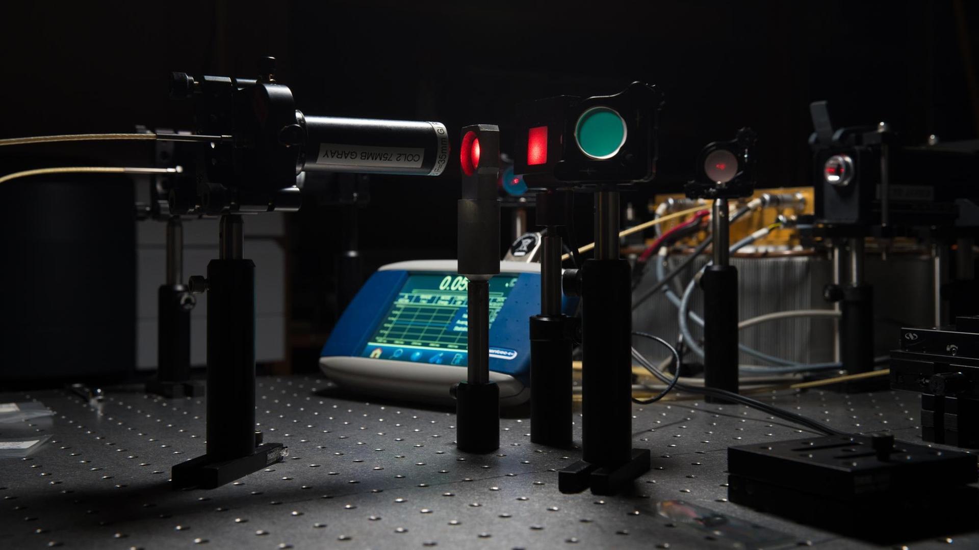 Laseranordnung zur Prüfung und Messung der Transparenz von keramischen Materialien Laseranordnung zur Prüfung und Messung der Transparenz von keramischen Materialien