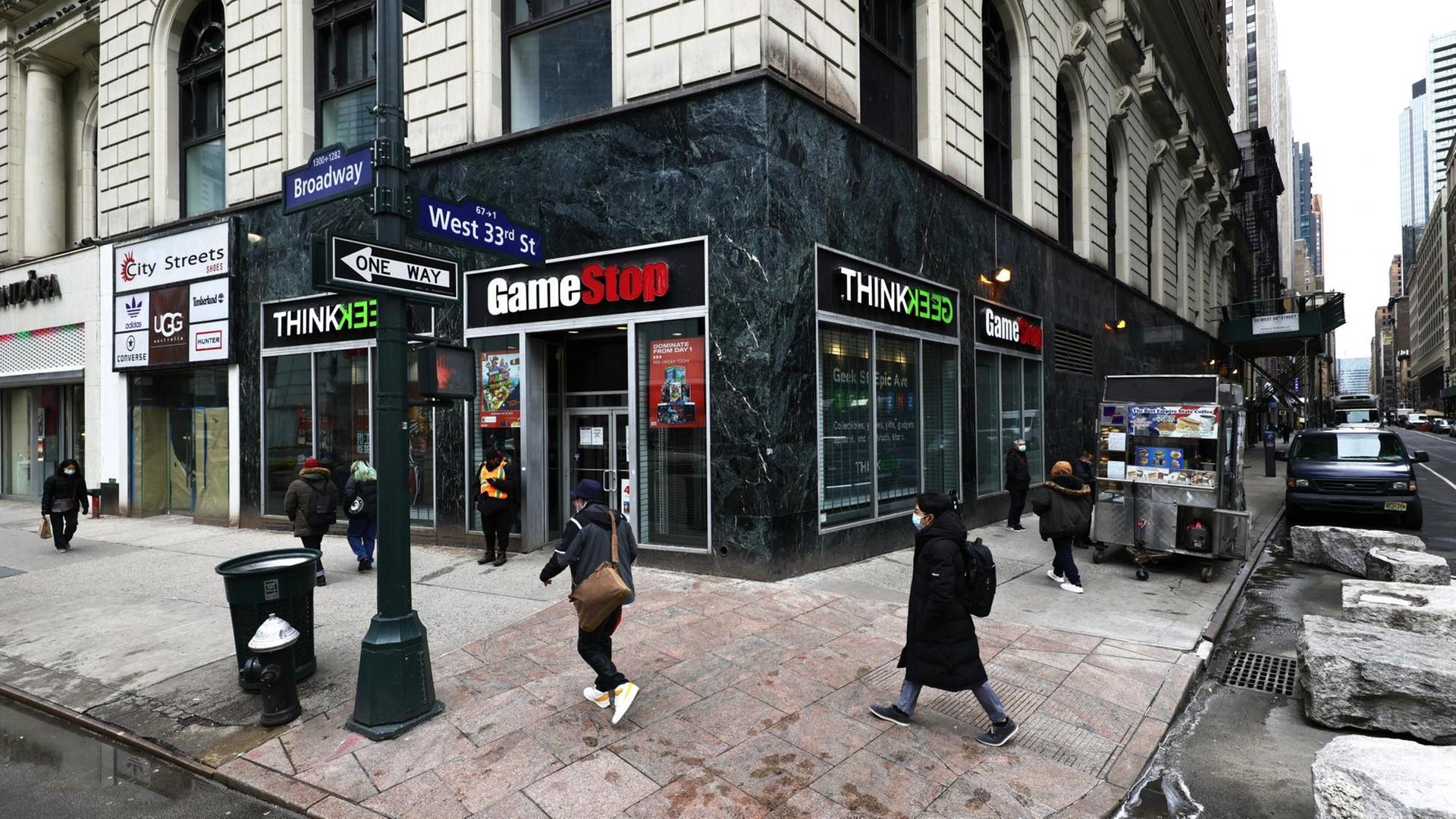 Passanten laufen an einer GameStop-Filiale in New York City vorbei. Passanten laufen an einer GameStop-Filiale in New York City vorbei.