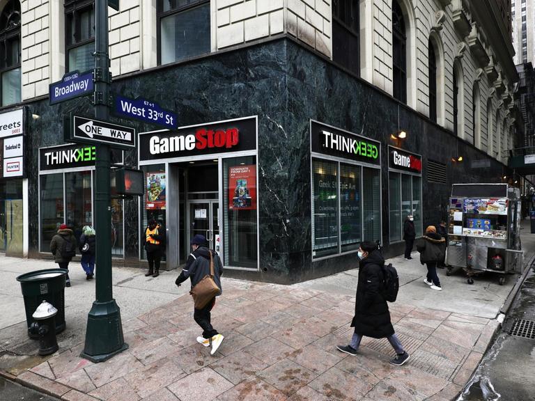 Passanten laufen an einer GameStop-Filiale in New York City vorbei.