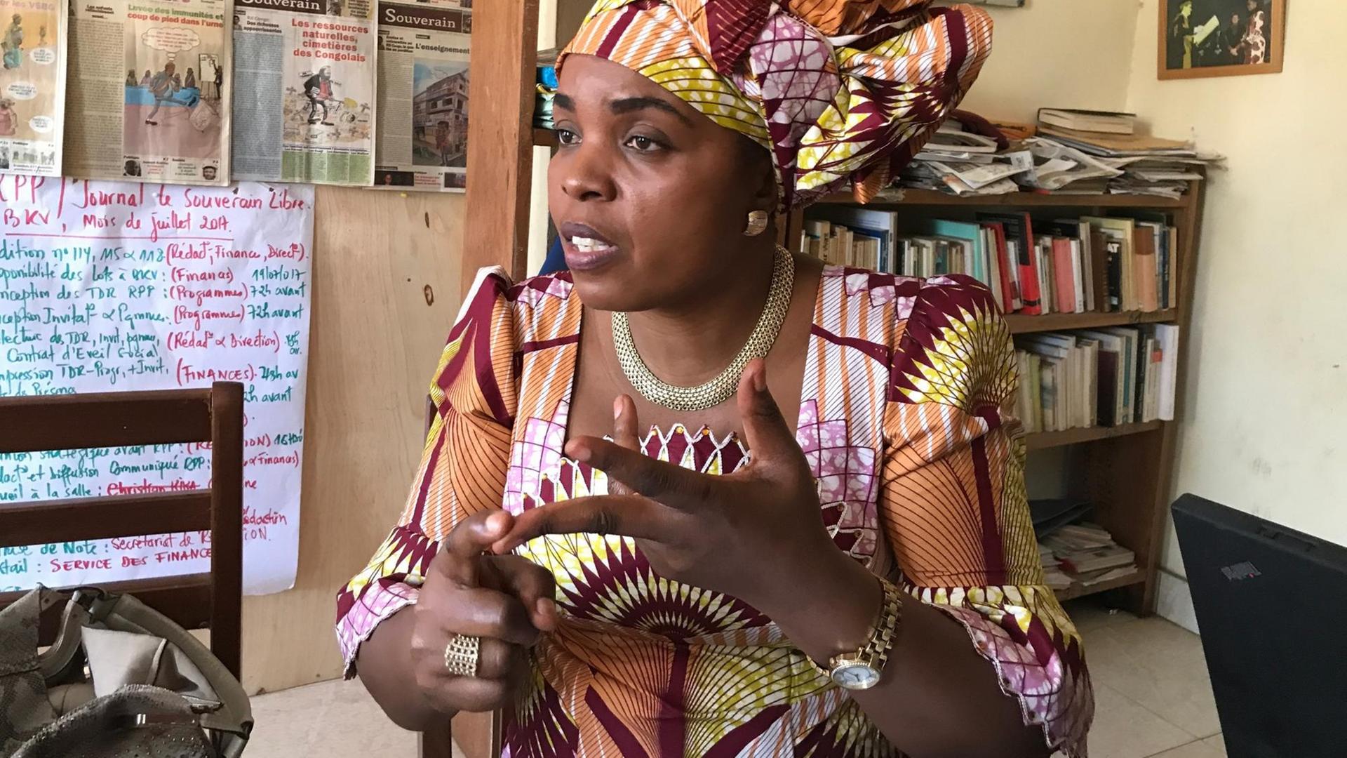 Solange Lusiku Nsimire, Chefredakteurin der Zeitung "Le Souverain" in den Redaktionsräumen in Bukavu, der Hauptstadt der ostkongolesischen Provinz Südkivu. Solange Lusiku Nsimire, Chefredakteurin der Zeitung "Le Souverain" in den Redaktionsräumen in Bukavu, der Hauptstadt der ostkongolesischen Provinz Südkivu.