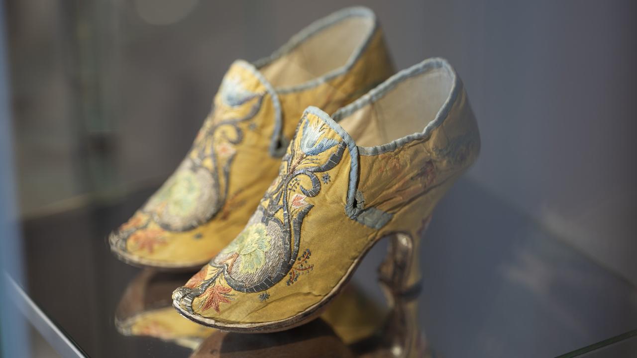 Ein Paar Schuhe, Mitte 18. Jahrhundert, Seidentaft, gelb, 22 cm lang, 8,5 cm Absatzhöhe, Germanisches Nationalmuseum, Nürnberg Ein Paar Schuhe, Mitte 18. Jahrhundert, Seidentaft, gelb, 22 cm lang, 8,5 cm Absatzhöhe, Germanisches Nationalmuseum, Nürnberg
