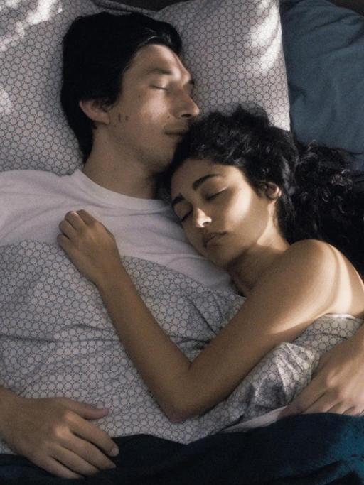 In einer Szene des Films "Paterson" von Jim Jarmusch liegen der US-amerikanische Schauspieler Adam Driver und die iranische Schauspielerin Golshifteh gemeinsam im Bett und umarmen sich.