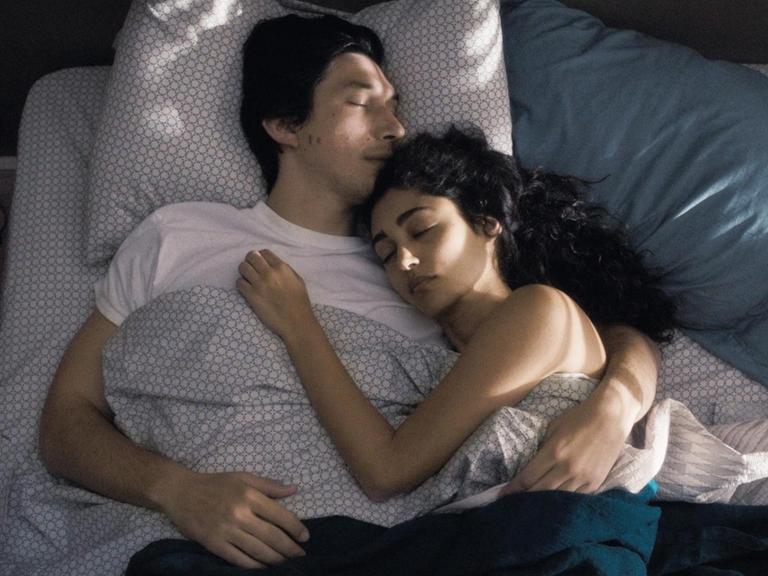 In einer Szene des Films "Paterson" von Jim Jarmusch liegen der US-amerikanische Schauspieler Adam Driver und die iranische Schauspielerin Golshifteh gemeinsam im Bett und umarmen sich.