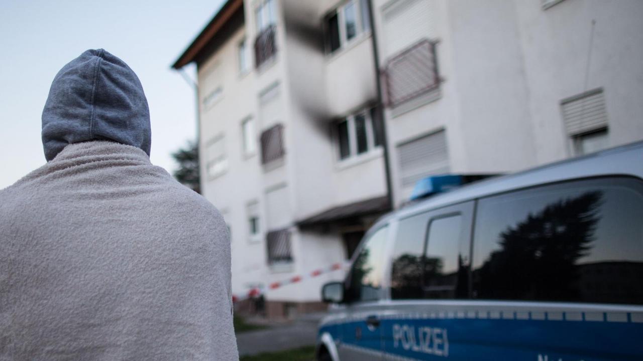 Ein Flüchtling steht vor der Unterkunft in Heppenheim