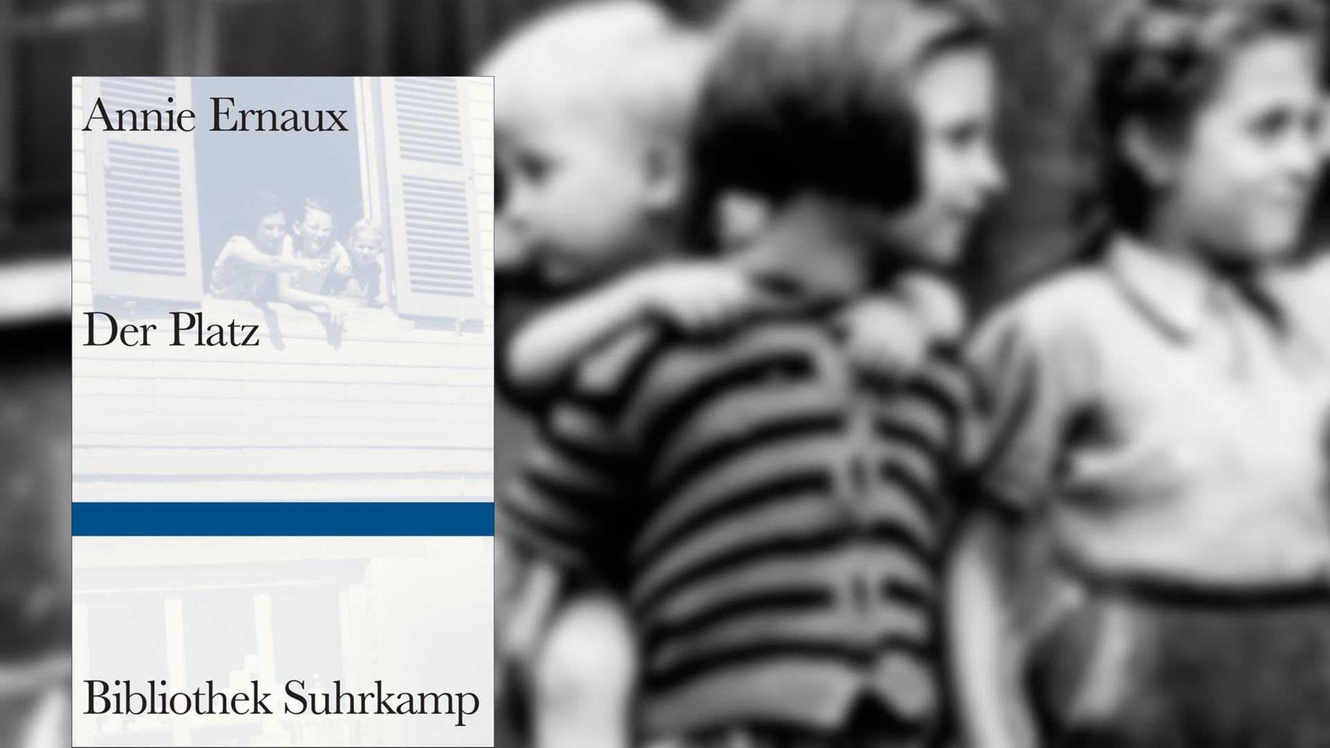 Cover des Buchs "Der Platz" von Annie Ernaux vor dem Hintergrund einer Gruppe Kinder im Frankreich der 1950er-Jahre Cover des Buchs "Der Platz" von Annie Ernaux vor dem Hintergrund einer Gruppe Kinder im Frankreich der 1950er-Jahre
