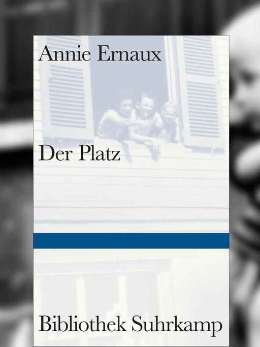 Cover des Buchs "Der Platz" von Annie Ernaux vor dem Hintergrund einer Gruppe Kinder im Frankreich der 1950er-Jahre