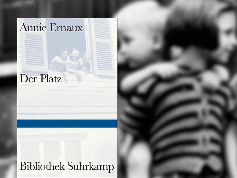 Cover des Buchs "Der Platz" von Annie Ernaux vor dem Hintergrund einer Gruppe Kinder im Frankreich der 1950er-Jahre