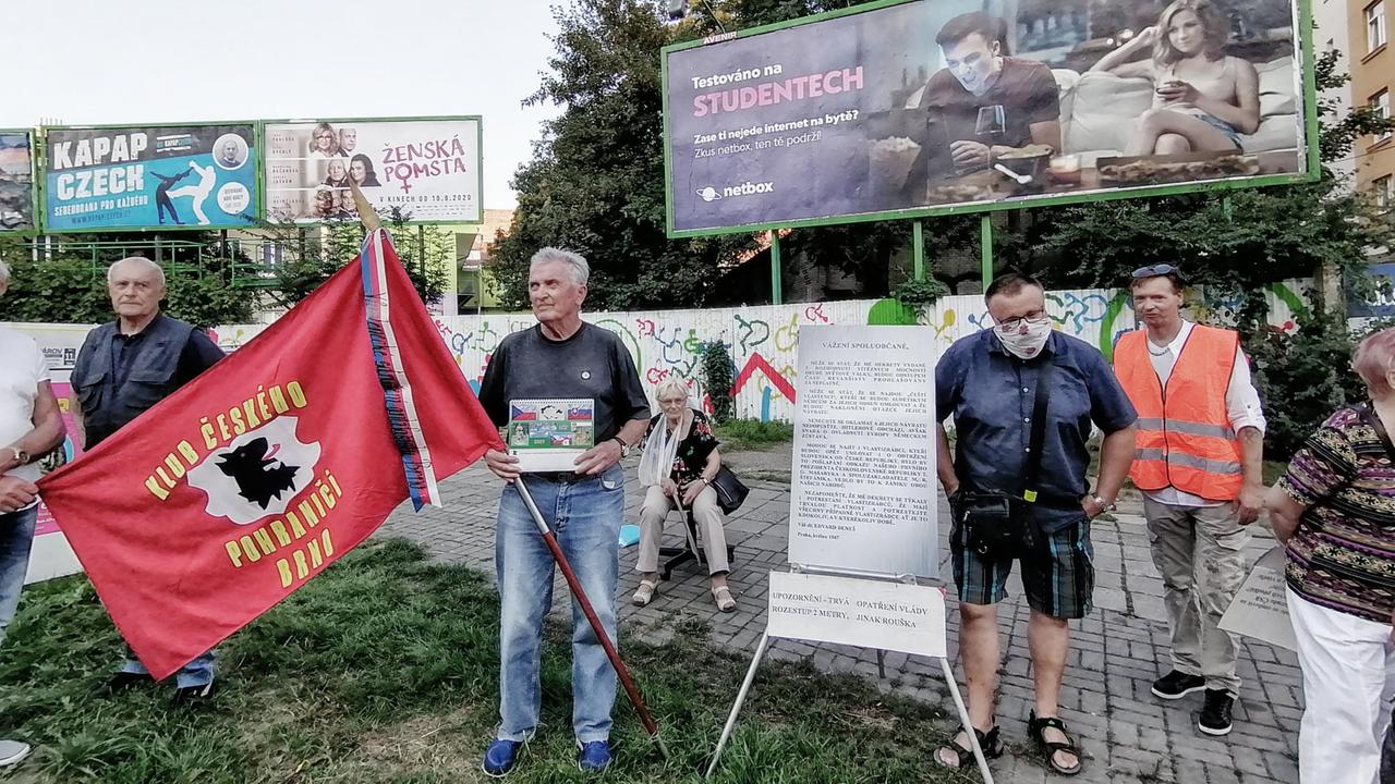 Menschen, die eine Fahne und Plakate hoch halten Menschen, die eine Fahne und Plakate hoch halten