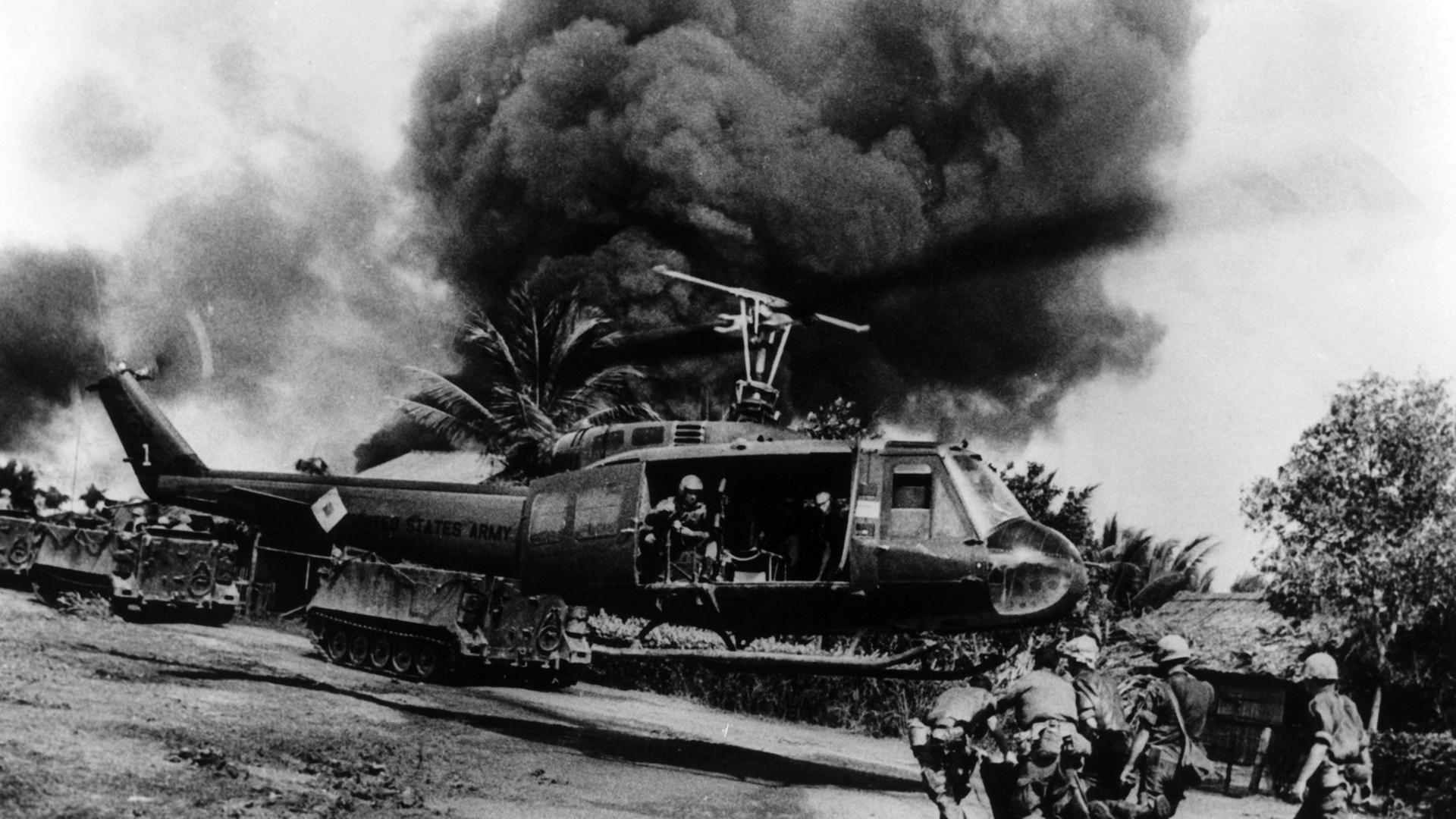 Soldaten der US-Armee tragen am 11.05.1968 in Saigon einen verletzten Kameraden zu einem Helikopter der diesen zu einem Lazarett bringt. Soldaten der US-Armee tragen am 11.05.1968 in Saigon einen verletzten Kameraden zu einem Helikopter der diesen zu einem Lazarett bringt.