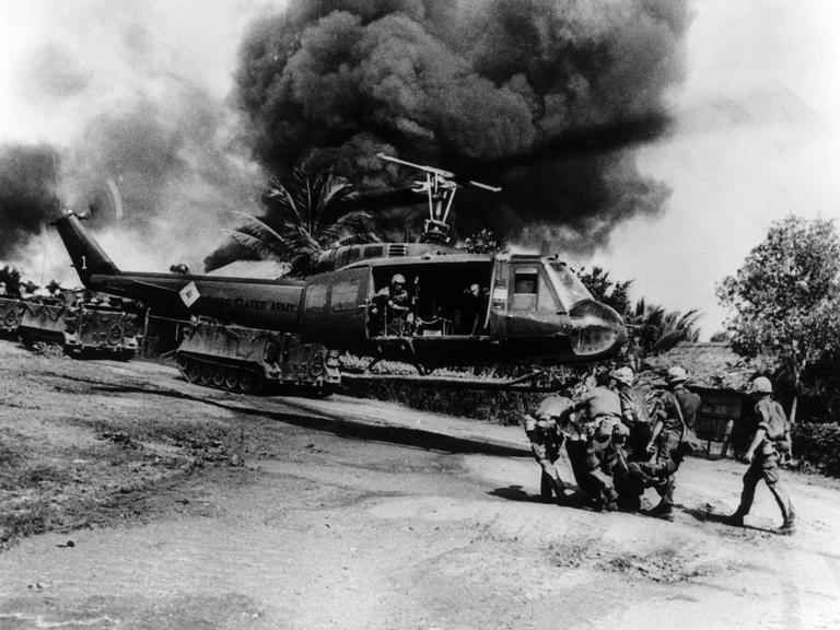 Soldaten der US-Armee tragen am 11.05.1968 in Saigon einen verletzten Kameraden zu einem Helikopter der diesen zu einem Lazarett bringt.