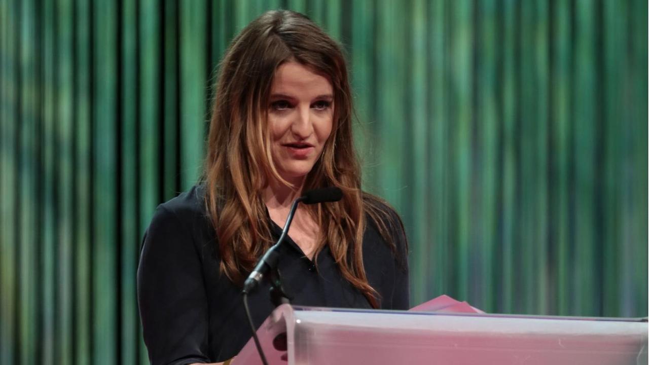 Die Autorin und Schauspielerin Helene Hegemann spricht am 10.10.2014 in Frankfurt/Main bei der Verleihung des Hessischen Film- und Kinopreises 2014 in der Alten Oper als Laudatorin für den besten Experimentalfilm. Die Autorin und Schauspielerin Helene Hegemann spricht am 10.10.2014 in Frankfurt/Main bei der Verleihung des Hessischen Film- und Kinopreises 2014 in der Alten Oper als Laudatorin für den besten Experimentalfilm.