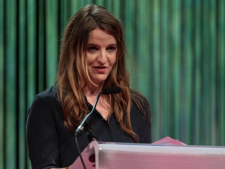 Die Autorin und Schauspielerin Helene Hegemann spricht am 10.10.2014 in Frankfurt/Main bei der Verleihung des Hessischen Film- und Kinopreises 2014 in der Alten Oper als Laudatorin für den besten Experimentalfilm.