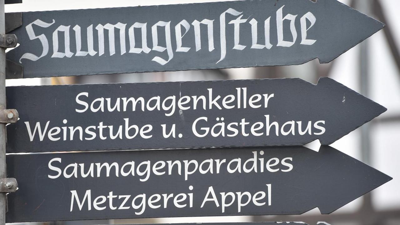 "Saumagenstube", "Saumagenkeller" und "Saumagenparadies" gehören zu Kallstadt (Rheinland-Pfalz). Die Großeltern des zukünftigen US-Präsidentenamt, Donald Trump, stammen aus dem Ort. "Saumagenstube", "Saumagenkeller" und "Saumagenparadies" gehören zu Kallstadt (Rheinland-Pfalz). Die Großeltern des zukünftigen US-Präsidentenamt, Donald Trump, stammen aus dem Ort.