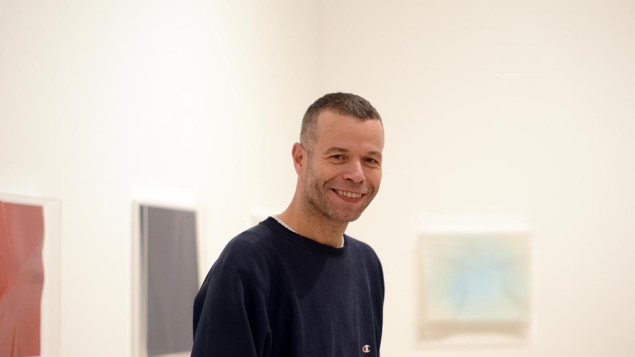 Künstler Wolfgang Tillmans steht am 28.02.2013 in der Kunstsammlung Nordrhein-Westfalen in Düsseldorf in seiner Ausstellung. Künstler Wolfgang Tillmans steht am 28.02.2013 in der Kunstsammlung Nordrhein-Westfalen in Düsseldorf in seiner Ausstellung.