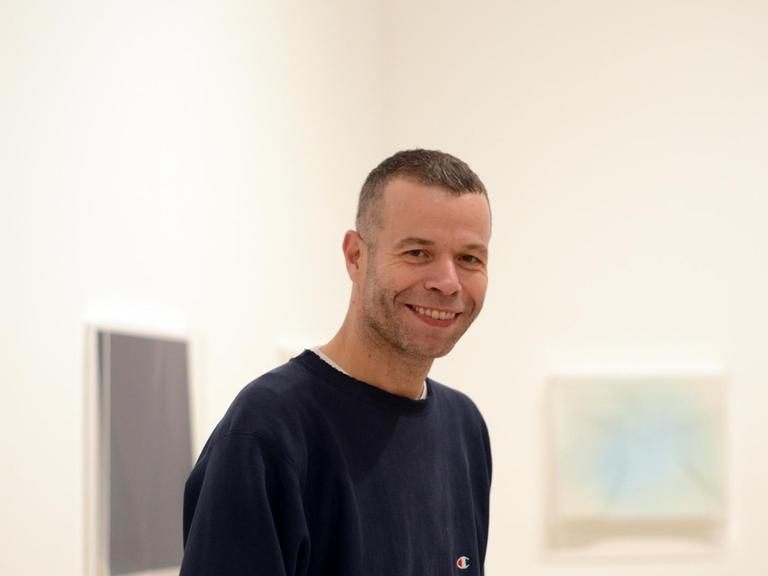 Künstler Wolfgang Tillmans steht am 28.02.2013 in der Kunstsammlung Nordrhein-Westfalen in Düsseldorf in seiner Ausstellung.