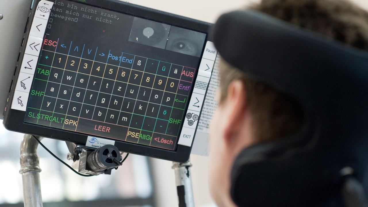 Ein ALS-Patient schreibt in Berlin über ein Eyegaze-System mit seinen Augen auf einem Computer "ich bin nicht krank, ich kann mich nur nicht bewegen". Ein ALS-Patient schreibt in Berlin über ein Eyegaze-System mit seinen Augen auf einem Computer "ich bin nicht krank, ich kann mich nur nicht bewegen".