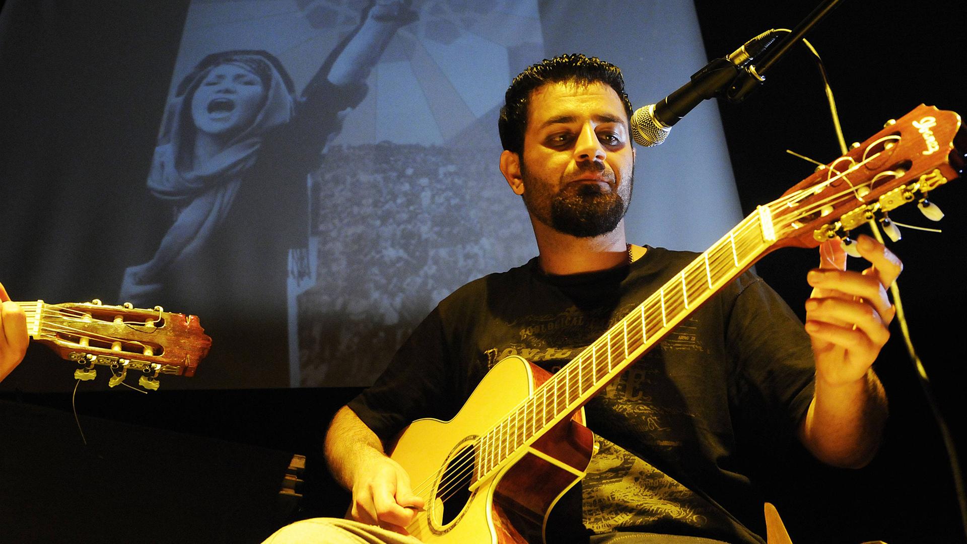 Der iranische Rapper Shahin Najafi auf einem Auftritt in Berlin.