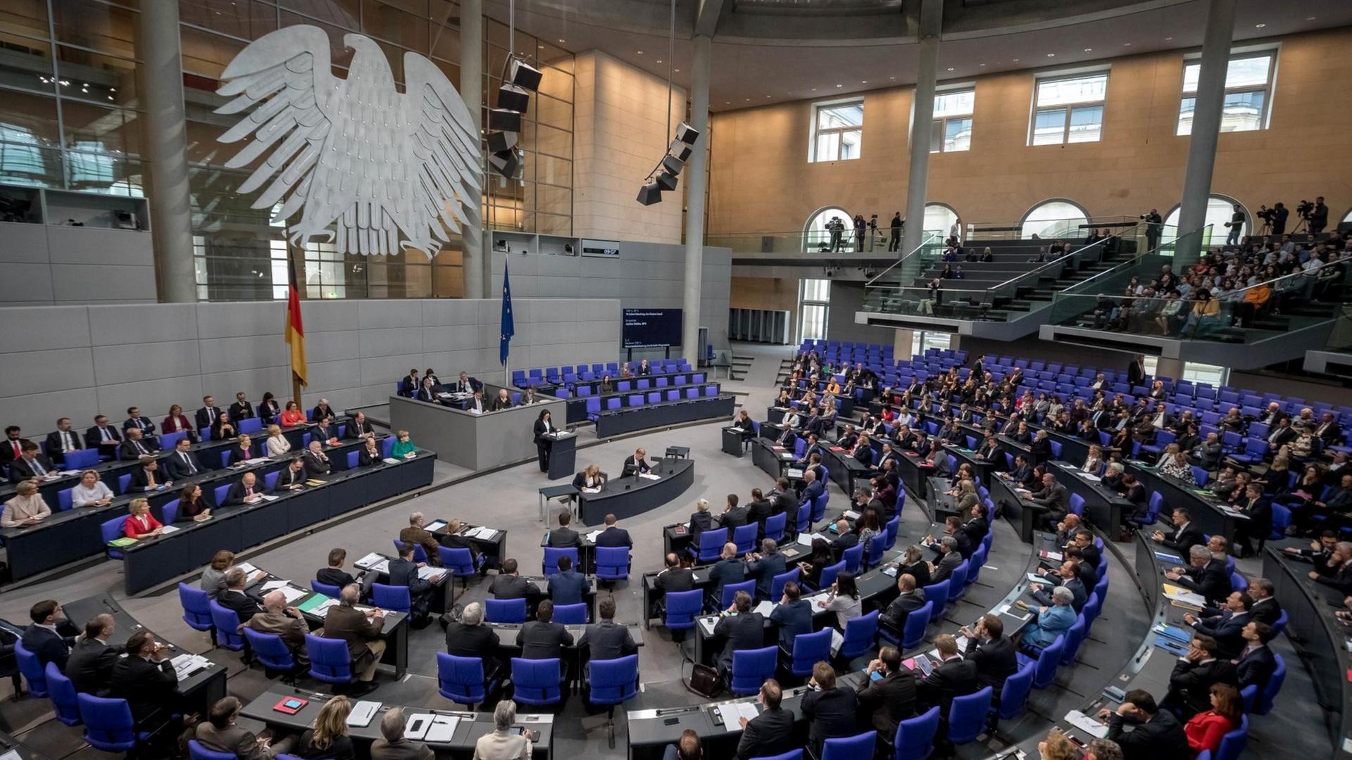 Blick von einer Zuschauertribüne aus auf das Plenum des voll besetzten Bundestags. Am Rednerpult steht die SPD-Fraktionsvorsitzende Andrea Nahles. Blick von einer Zuschauertribüne aus auf das Plenum des voll besetzten Bundestags. Am Rednerpult steht die SPD-Fraktionsvorsitzende Andrea Nahles.