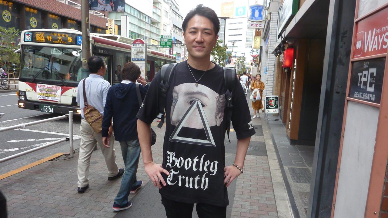 Agenturgründer und Schauspieler Yuichi Ishii kurz vor seinem Auftrag, als Fan einer Band zuzujubeln. Agenturgründer und Schauspieler Yuichi Ishii kurz vor seinem Auftrag, als Fan einer Band zuzujubeln.
