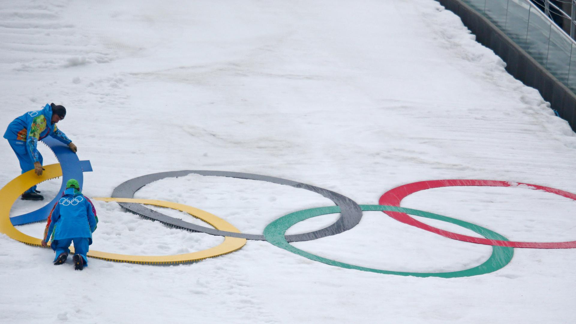 Olympische Ringe werden auf einer Piste in Sotschi prepariert. Olympische Ringe werden auf einer Piste in Sotschi prepariert.