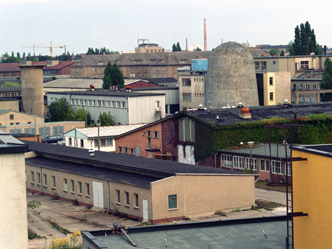 Gebäude der ehemaligen Akademie der Wissenschaften der DDR in Berlin-Adlershof, aufgenommen 1992 Gebäude der ehemaligen Akademie der Wissenschaften der DDR in Berlin-Adlershof, aufgenommen 1992