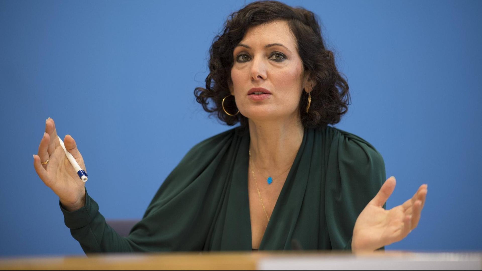 Porträtfoto von Naika Foroutan Porträtfoto von Naika Foroutan