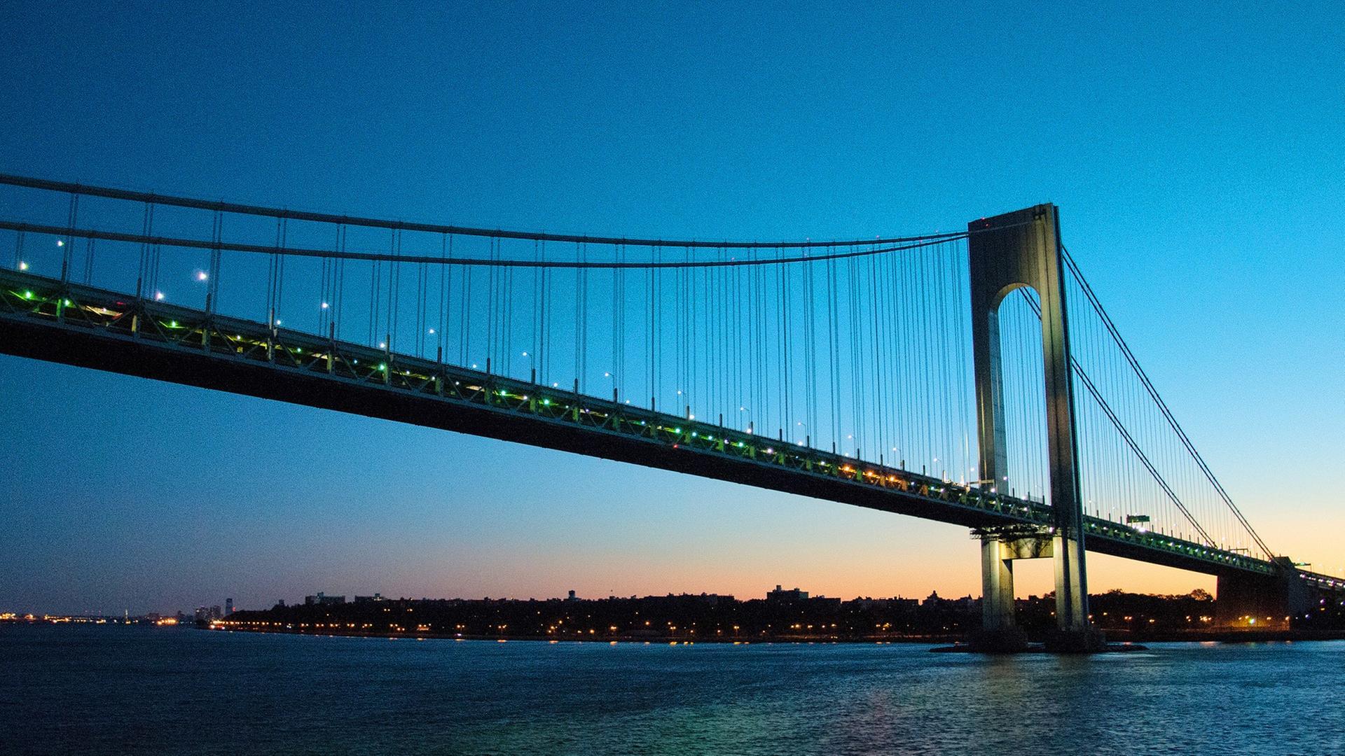 Blick auf die Verrazano Narrows Bridge im Morgengrauen, aufgenommen vom Hudson aus am 13.09.2010. Blick auf die Verrazano Narrows Bridge im Morgengrauen, aufgenommen vom Hudson aus am 13.09.2010.
