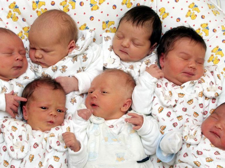Auf der Neugeborenen-Station im Cottbuser Carl-Thiem-Klinikum ist jeden Tag Kindertag, aufgenommen am Mittwoch (31.05.2006). Seit Jahresanfang kamen hier 366 Mädchen und Jungen zur Welt.