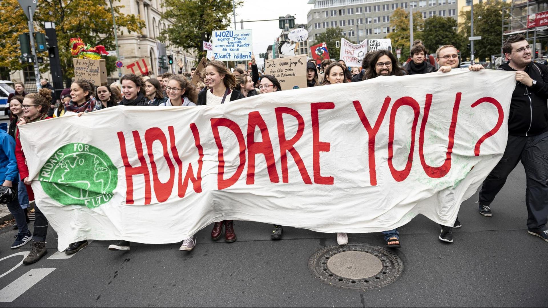 Aktivisten von Fridays for Future demonstrieren mit einem Banner mit der Aufschrift "How Dare You" vor dem Invalidenplatz. Aktivisten von Fridays for Future demonstrieren mit einem Banner mit der Aufschrift "How Dare You" vor dem Invalidenplatz.