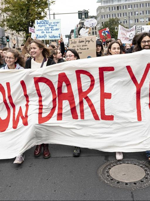 Aktivisten von Fridays for Future demonstrieren mit einem Banner mit der Aufschrift "How Dare You" vor dem Invalidenplatz.