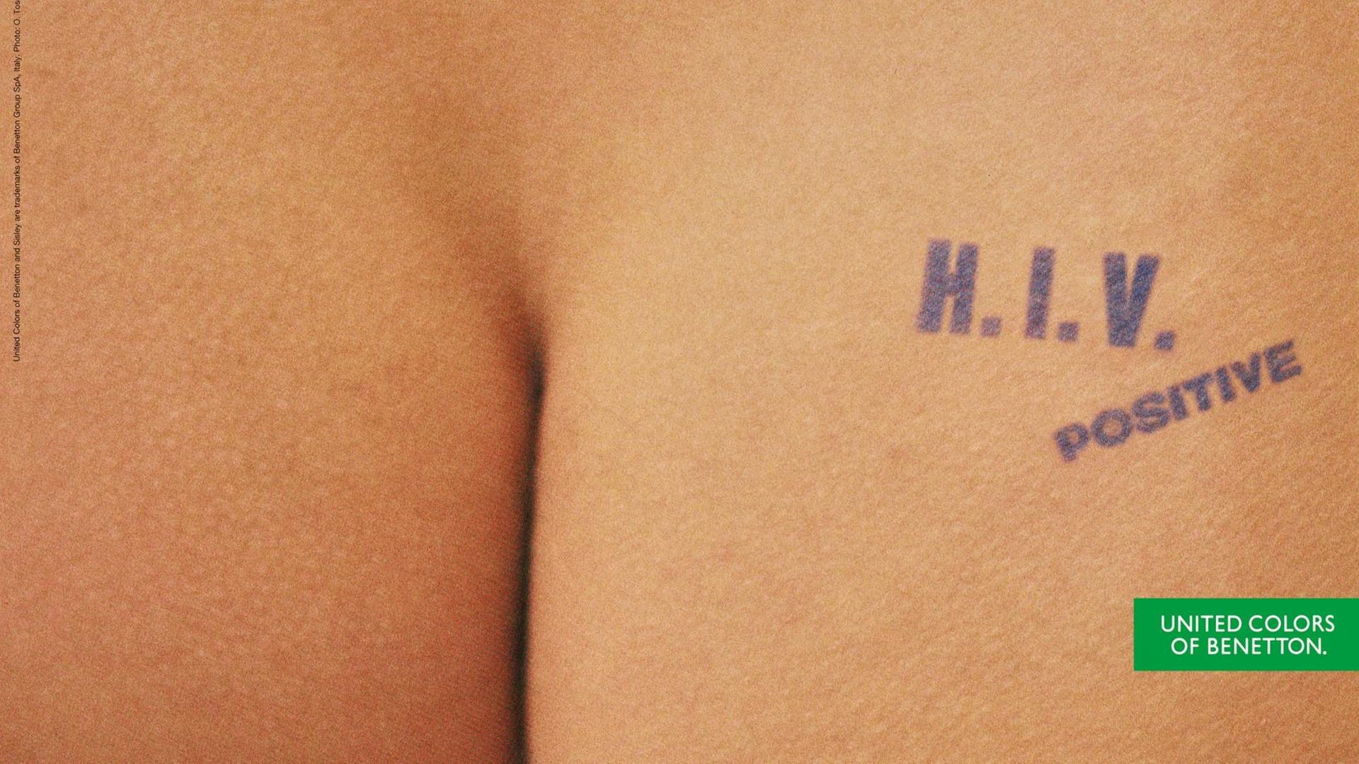 Zu sehen ist ein nacktes Hinterteil, das den Stempel "H.I.V. positiv" trägt. Es handelt sich um eine Werbekampagne von Benetton. Zu sehen ist ein nacktes Hinterteil, das den Stempel "H.I.V. positiv" trägt. Es handelt sich um eine Werbekampagne von Benetton.