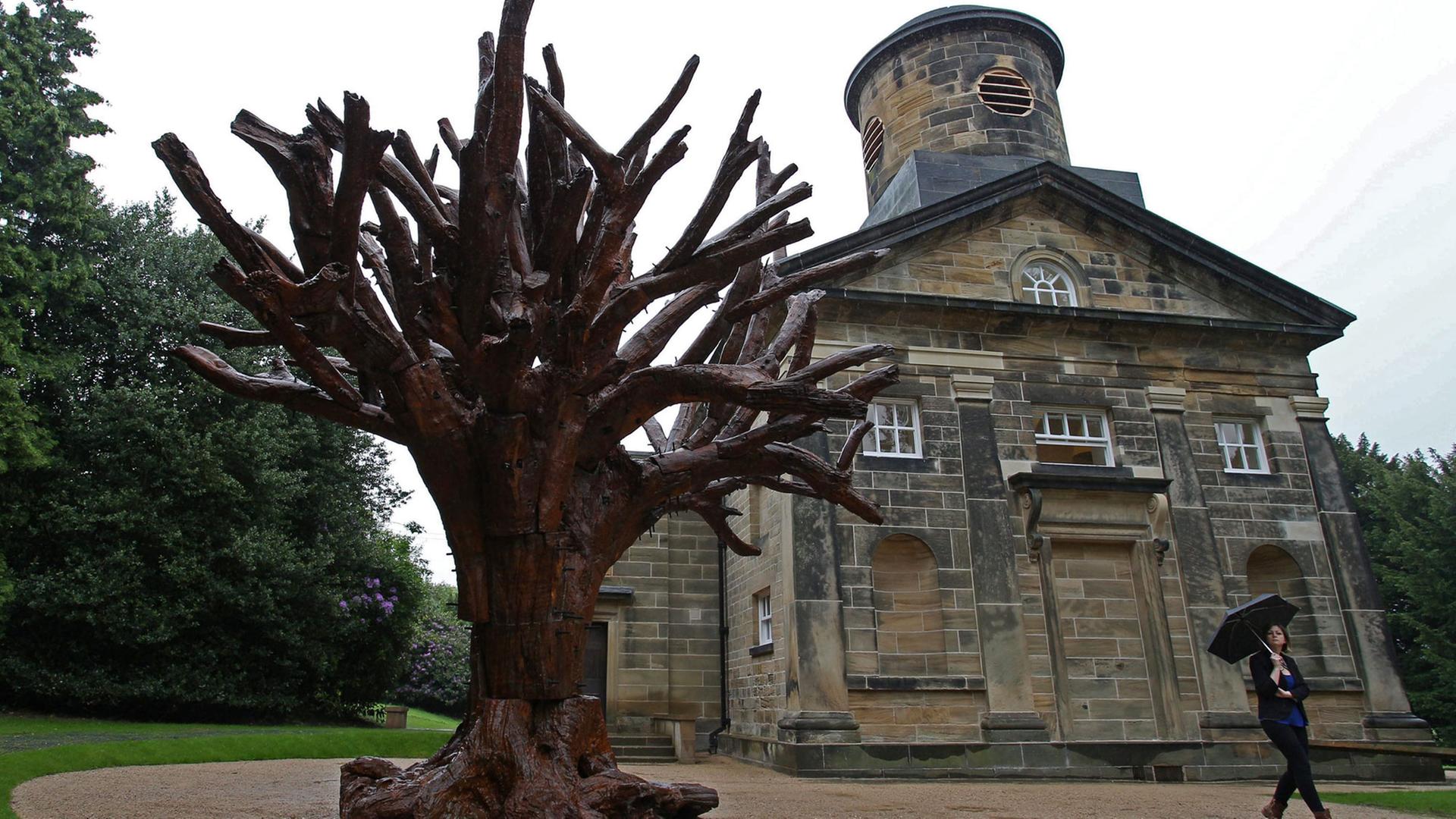 Sechs Meter hoher Eisenbaum - eine Installation des chinesischen Künstlers Ai Weiwei im Yorkshire Sculpture Park in Yorkshire (Großbritannien). Sechs Meter hoher Eisenbaum - eine Installation des chinesischen Künstlers Ai Weiwei im Yorkshire Sculpture Park in Yorkshire (Großbritannien).