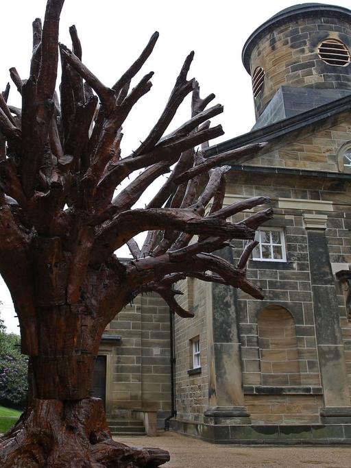 Sechs Meter hoher Eisenbaum - eine Installation des chinesischen Künstlers Ai Weiwei im Yorkshire Sculpture Park in Yorkshire (Großbritannien).