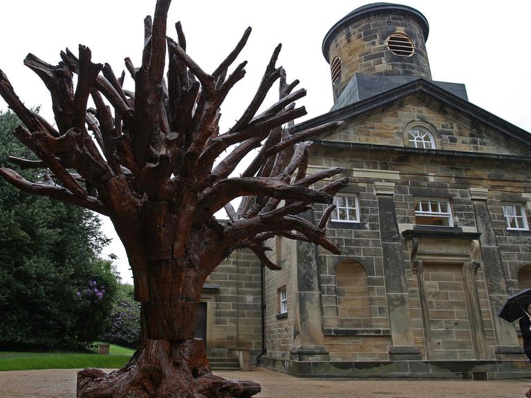 Sechs Meter hoher Eisenbaum - eine Installation des chinesischen Künstlers Ai Weiwei im Yorkshire Sculpture Park in Yorkshire (Großbritannien).