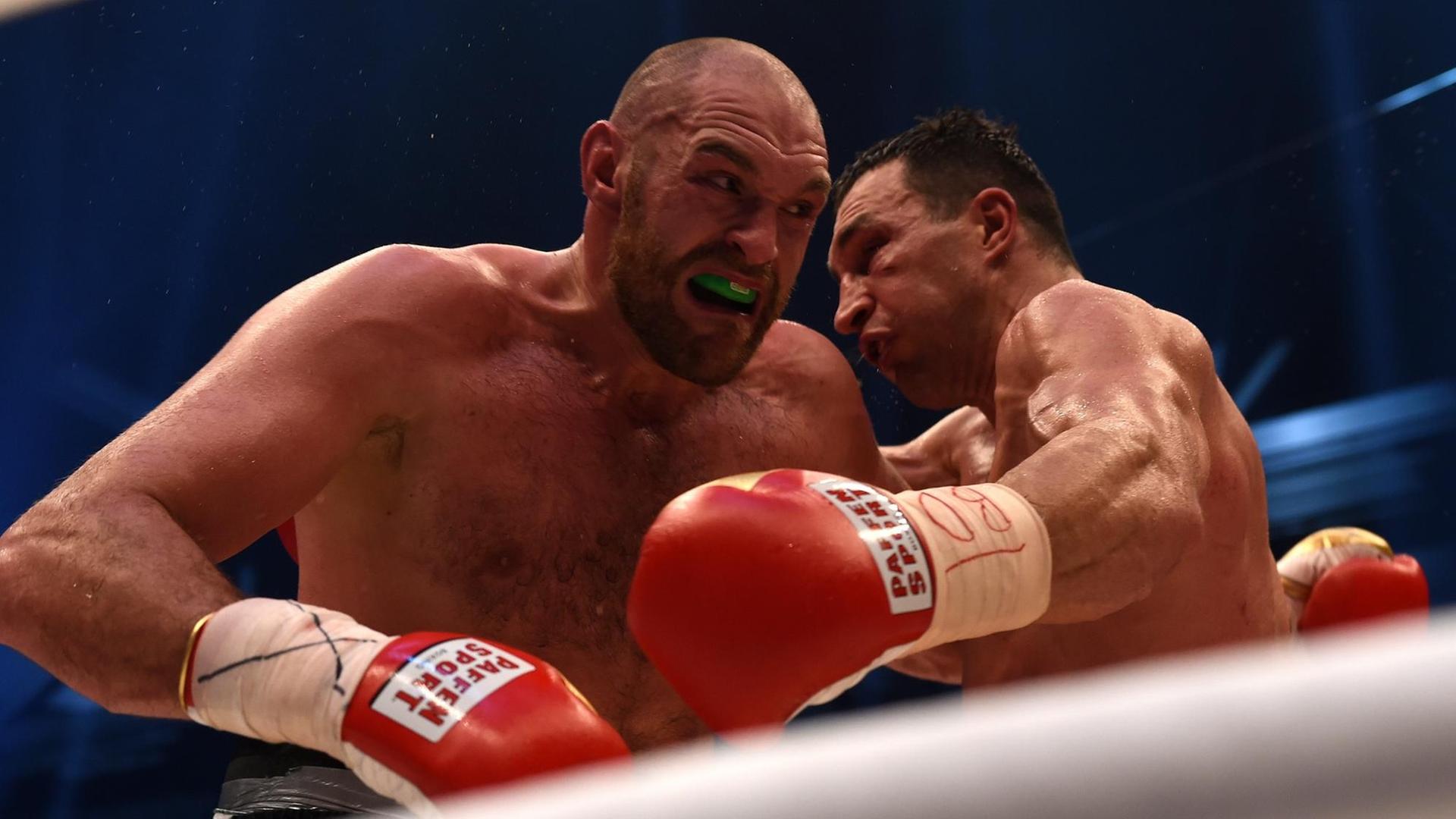 Eine Szene aus dem Kampf zwischen Tyson Fury (links) und Wladimir Klitschko am 28.11.15 in Düsseldorf; Fury wird neuer Weltmeister im Schwergewicht