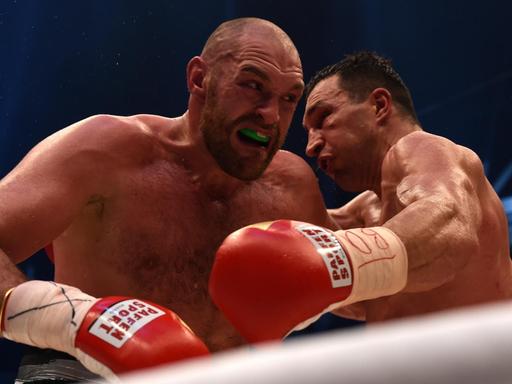 Eine Szene aus dem Kampf zwischen Tyson Fury (links) und Wladimir Klitschko am 28.11.15 in Düsseldorf; Fury wird neuer Weltmeister im Schwergewicht