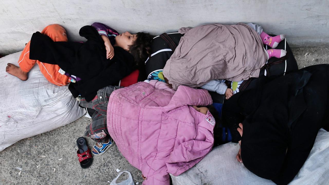 Flüchtlinge aus Syrien an einer Bus-Station in Istanbul Flüchtlinge aus Syrien an einer Bus-Station in Istanbul