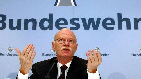 Verteidigungsminister Peter Struck auf einer Pressekonferenz im Verteidigungsministerium in Berlin Verteidigungsminister Peter Struck auf einer Pressekonferenz im Verteidigungsministerium in Berlin