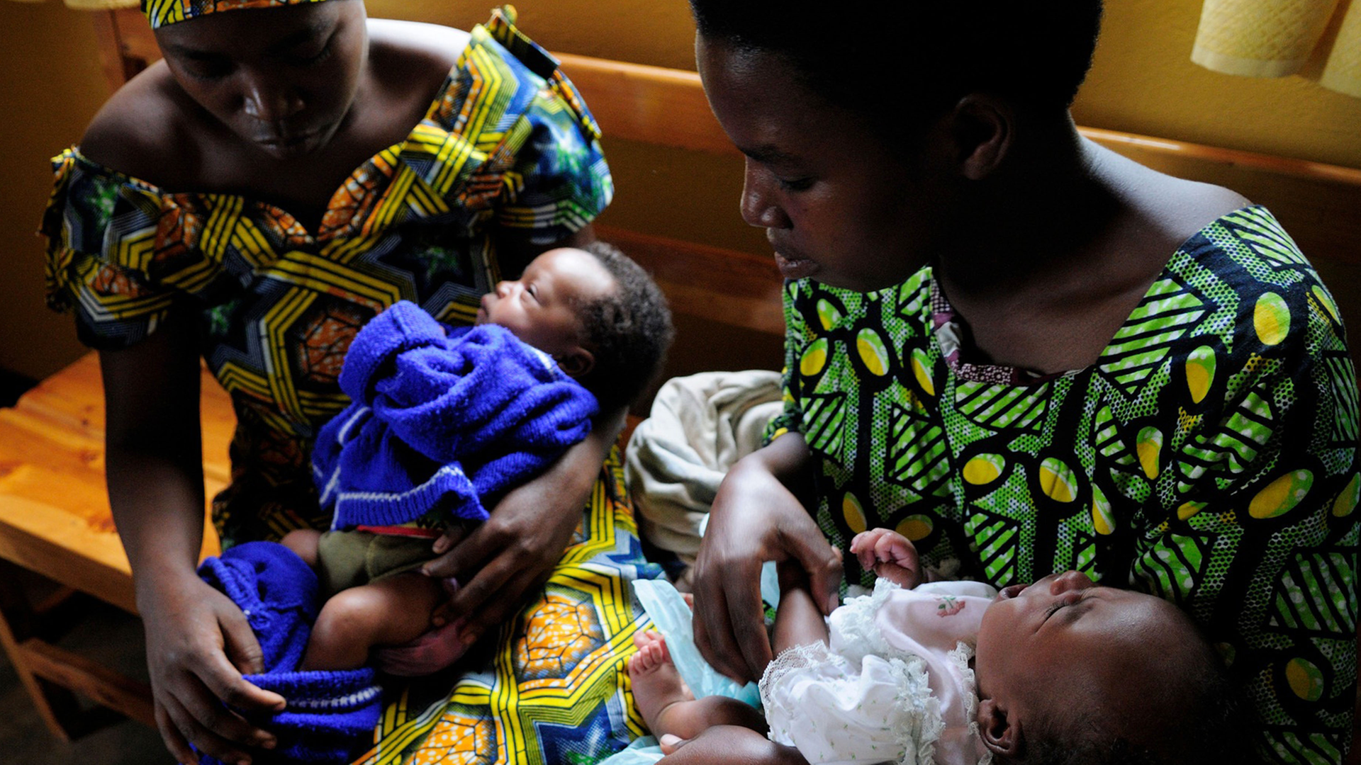 Zwei Frauen warten mit ihren Babys auf ärztliche Behandlung in Ruanda Zwei Frauen warten mit ihren Babys auf ärztliche Behandlung in Ruanda