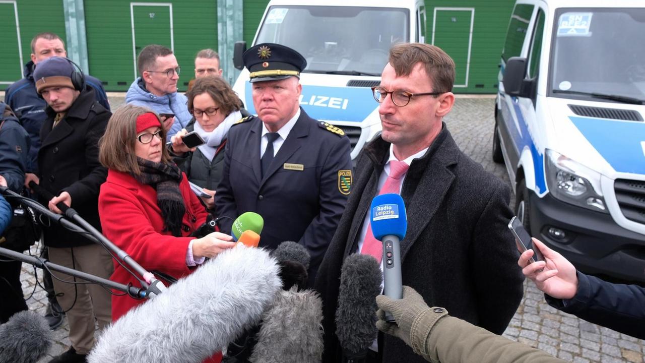 Roland Wöller, Innenminister von Sachsen, und Horst Kretzschmar, Landespolizeipräsident von Sachsen, geben auf dem Gelände der Bereitschaftspolizei eine Pressekonferenz zu den Ereignissen in der Neujahrsnacht im Stadtteil Connewitz. Roland Wöller, Innenminister von Sachsen, und Horst Kretzschmar, Landespolizeipräsident von Sachsen, geben auf dem Gelände der Bereitschaftspolizei eine Pressekonferenz zu den Ereignissen in der Neujahrsnacht im Stadtteil Connewitz.