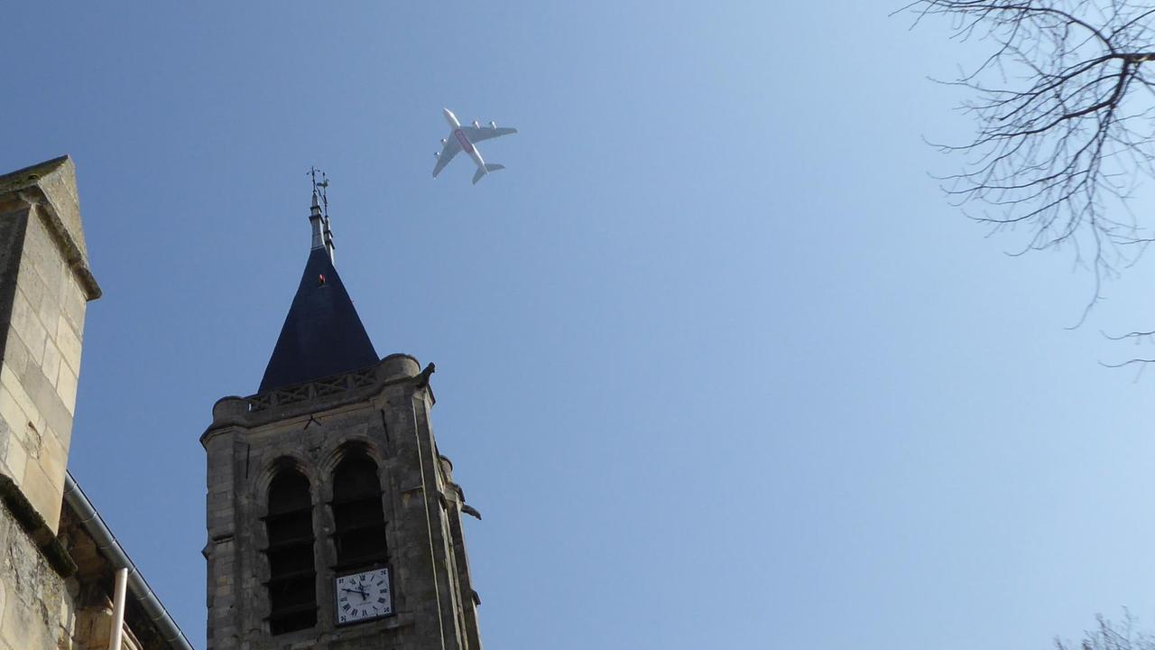 Die Stadt Gonesse liegt neben dem Flughafen Charles-de-Gaulle, wo heute 1300 Flugbewegungen pro Tag stattfinden. Mit dem neuen Terminal sollen es noch 500 mehr werden. Die Stadt Gonesse liegt neben dem Flughafen Charles-de-Gaulle, wo heute 1300 Flugbewegungen pro Tag stattfinden. Mit dem neuen Terminal sollen es noch 500 mehr werden.