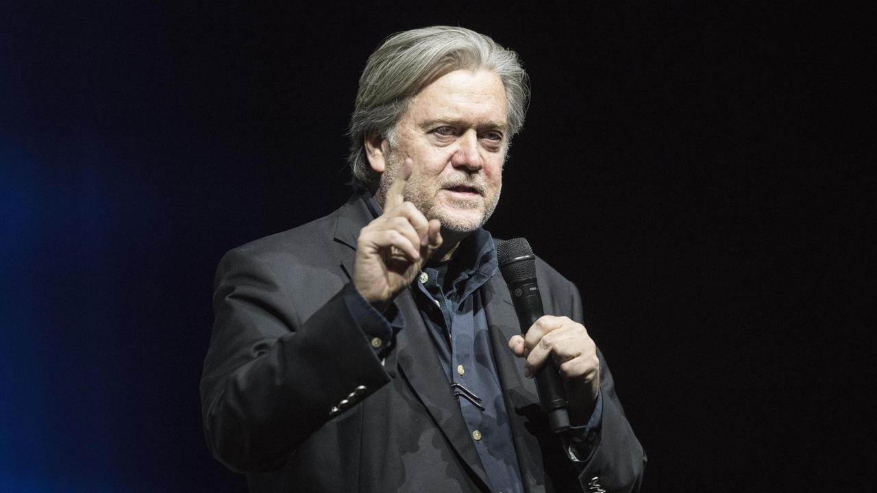 Steve Bannon, der ehemalige Chefstratege von US-Präsident Trump, spricht bei einer Veranstaltung der Schweizer «Weltwoche». Steve Bannon, der ehemalige Chefstratege von US-Präsident Trump, spricht bei einer Veranstaltung der Schweizer «Weltwoche».