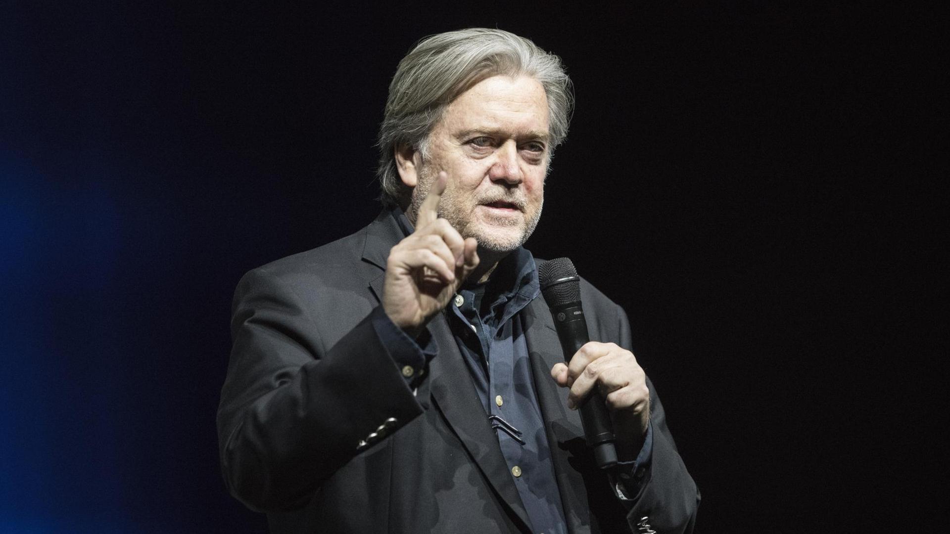 Steve Bannon, der ehemalige Chefstratege von US-Präsident Trump, spricht bei einer Veranstaltung der Schweizer «Weltwoche». Steve Bannon, der ehemalige Chefstratege von US-Präsident Trump, spricht bei einer Veranstaltung der Schweizer «Weltwoche».