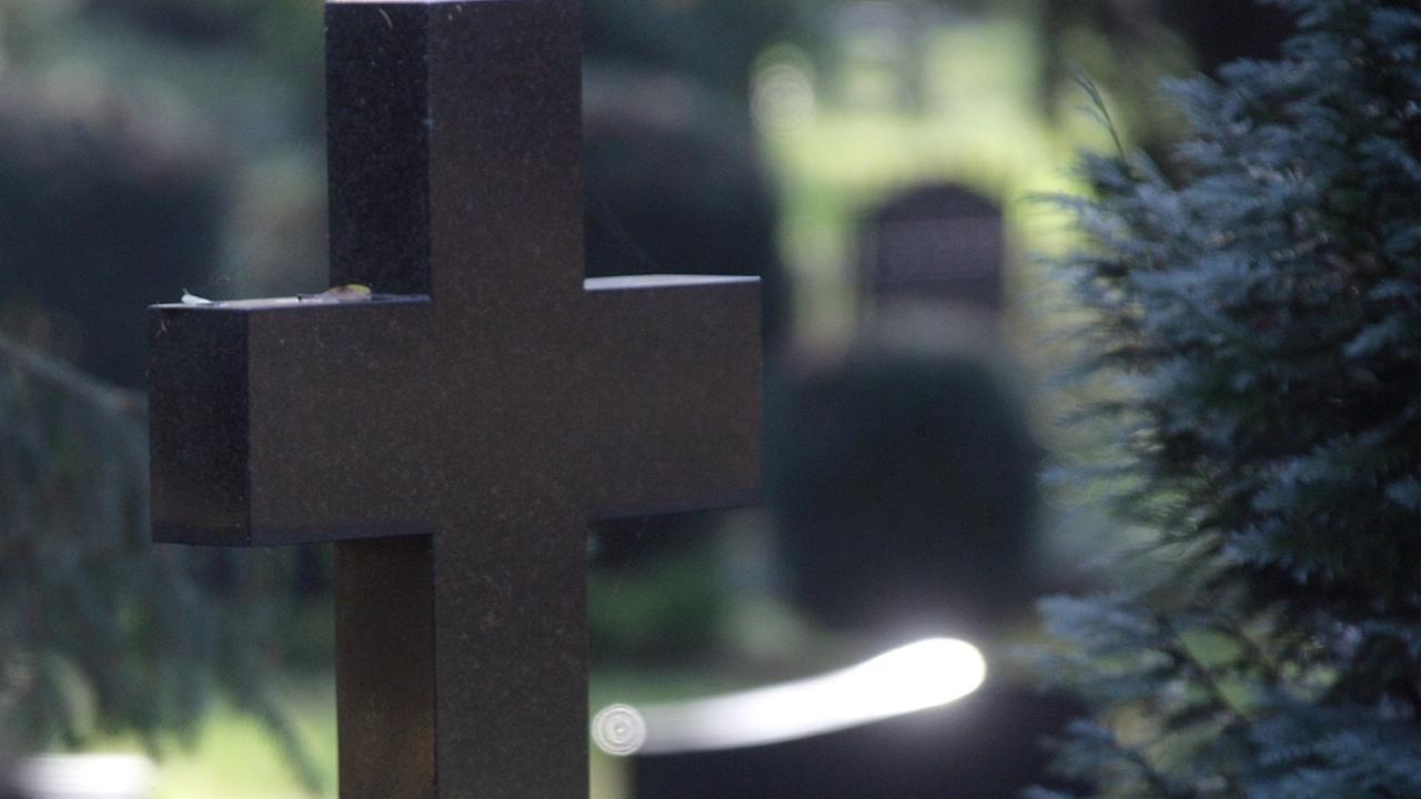 Grabsteine auf dem Alten Friedhof von Schwerin, aufgenommen am Donnerstag (16.11.2006). Am Sonntag (19.11.2006) wird in Deutschland der Volkstrauertag begangen. Traditionell wird an diesem Tag zwei Wochen vor dem ersten Advent der Toten beider Weltkriege und der Nazi-Opfer gedacht. Grabsteine auf dem Alten Friedhof von Schwerin, aufgenommen am Donnerstag (16.11.2006). Am Sonntag (19.11.2006) wird in Deutschland der Volkstrauertag begangen. Traditionell wird an diesem Tag zwei Wochen vor dem ersten Advent der Toten beider Weltkriege und der Nazi-Opfer gedacht.