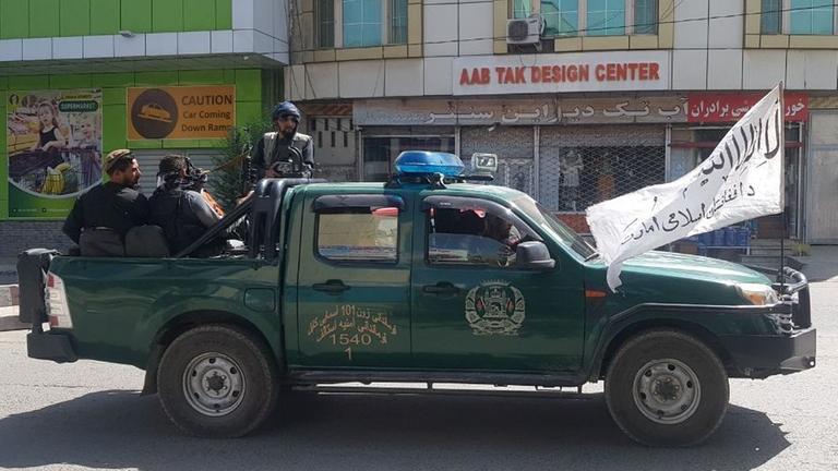 Taliban-Streife in Kabul: Mehrere Kämpfer sitzen auf einem Pick-up-Truck.