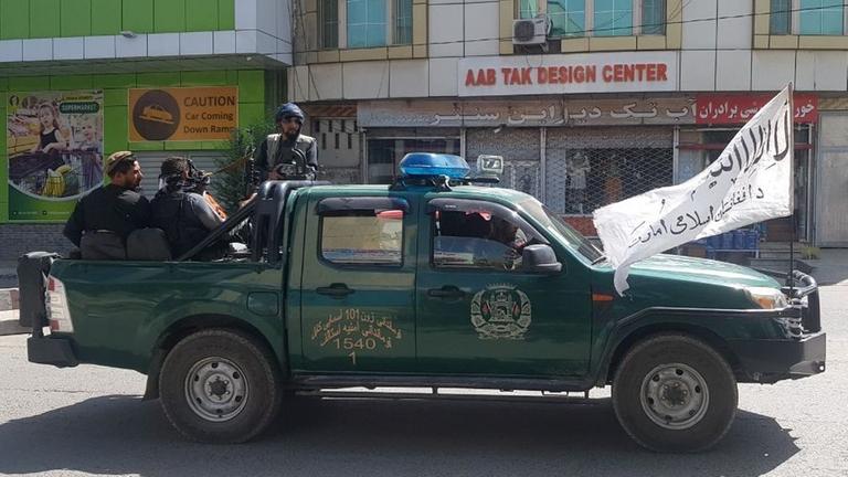 Taliban-Streife in Kabul: Mehrere Kämpfer sitzen auf einem Pick-up-Truck. Taliban-Streife in Kabul: Mehrere Kämpfer sitzen auf einem Pick-up-Truck.