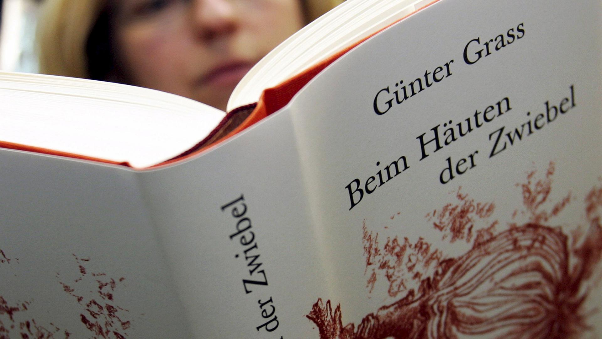 Das Buch "Beim Häuten der Zwiebel" von Literaturnobelpreisträger Günter Grass.